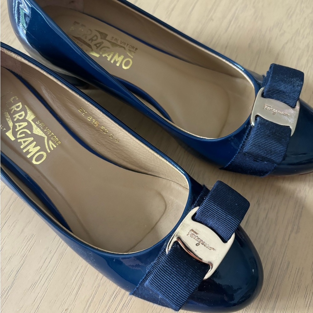 Salvatore Ferragamo Vara Bow Shoes Size 6